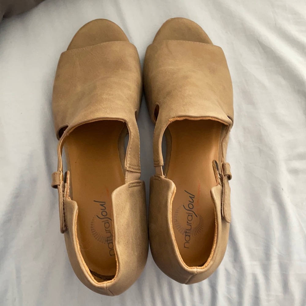 Women’s beige heel shoes
